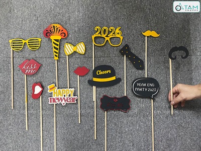 Phụ kiện hoá trang cầm tay vui nhộn chủ đề Happy New Year [Bằng gỗ - Nhiều kiểu] PK-GO-01